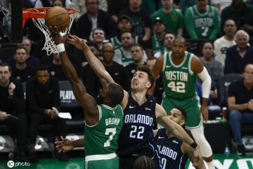 布朗36+10班凯罗32分 塔图姆缺阵绿军再胜魔术2-0